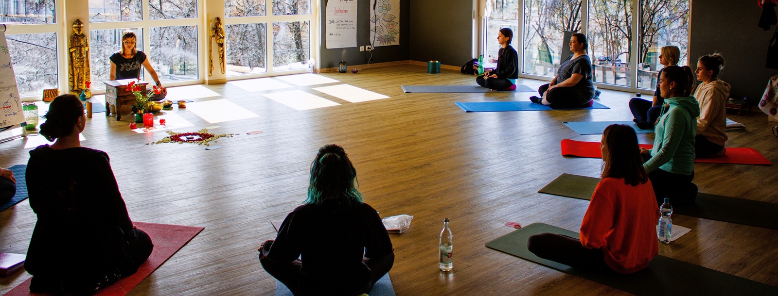 Seminargruppe im hellen Yogaraum in Würzburg