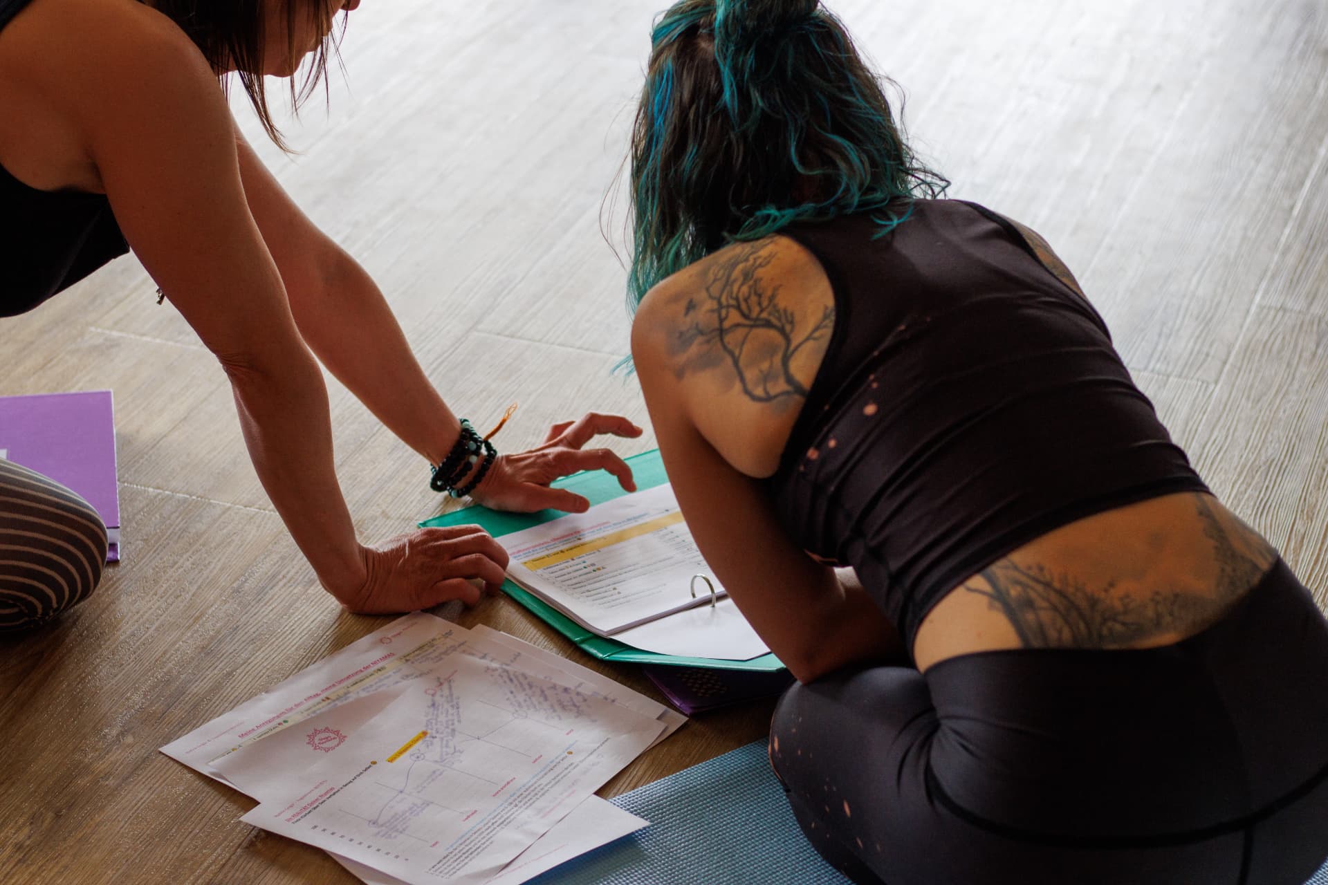 Arbeitsblätter und Unterlagen in einem Yogatherapie-Seminar