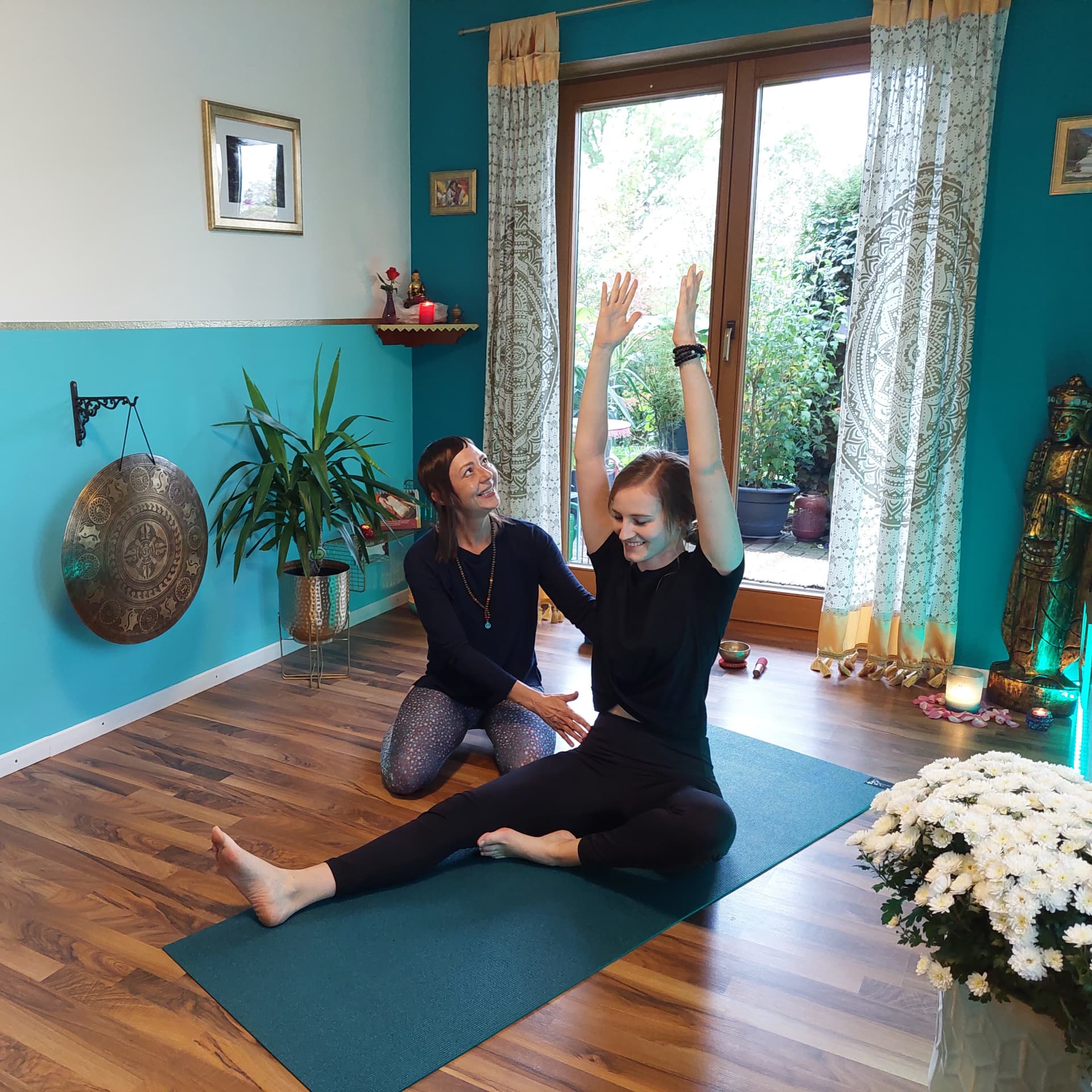Lena im Langsitz während eines persönlichen Yoga-Einzelunterrichts.