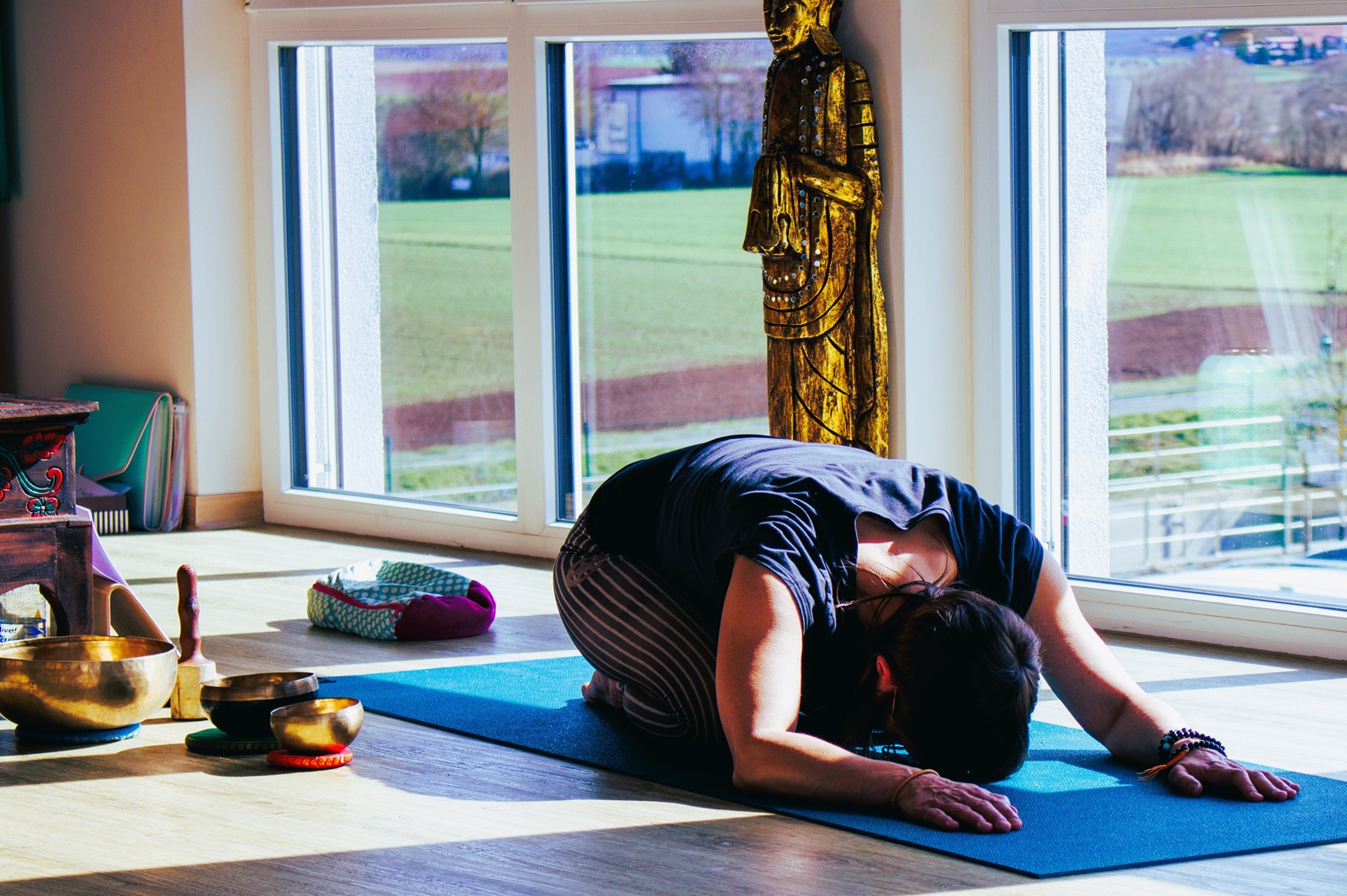 Yogapraxis im lichtdurchfluteten Seminarraum
